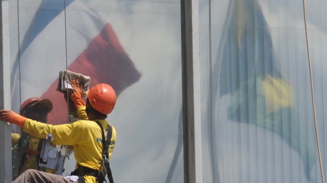 Funcionário limpa as janelas do Ministério de Defesa em Brasília. No local, o ministro Nelson Jobim se reuniu com a ministra francesa de relações exteriores Michele Alliot-Marie