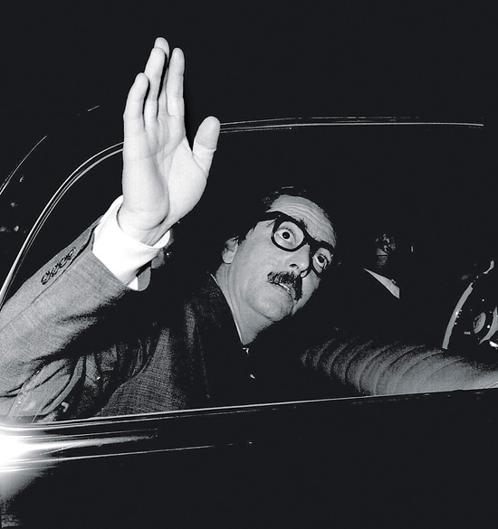 25 de agosto de 1961 - Jânio Quadros acena do carro no qual segue para a Base Aérea de Brasília após a renúncia