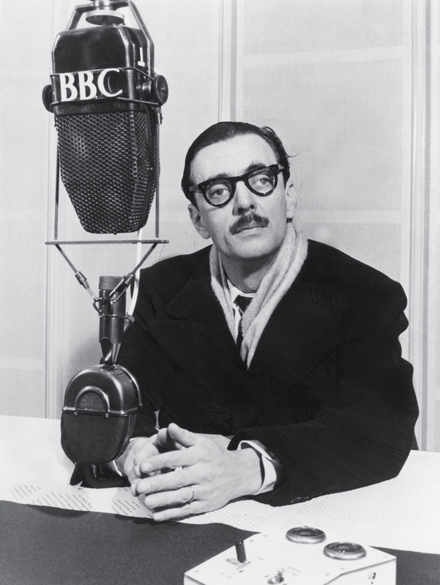 6 de janeiro de 1955 - Nos estúdios da BBC inglesa, Jânio posa para foto antes de conceder entrevista ao Serviço Brasileiro da emissora em Londres, cidade que admirava como poucas