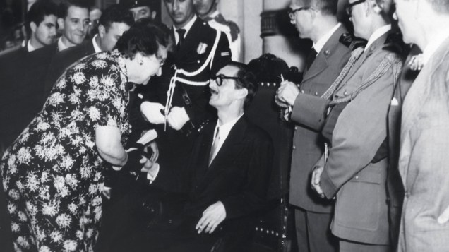31 de janeiro de 1955 - Jânio recebe os cumprimentos de eleitores e convidados durante a comemoração da posse como governador de São Paulo