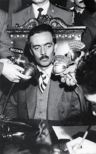 Julho de 1956 - Governador de São Paulo, fala à imprensa depois de retornar de viagem ao exterior, feita durante uma licença-saúde de sessenta dias