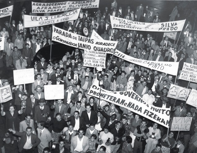 18 de julho de 1958 - Manifestação dos moradores da periferia de São Paulo em agradecimento ao governador por obras realizadas na cidade