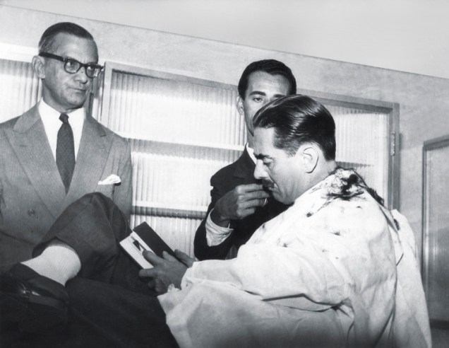 <strong>Fevereiro de 1961</strong> - Jânio vai ao barbeiro Amaro Fernandes para cumprir a promessa de fazer a primeira barba como presidente