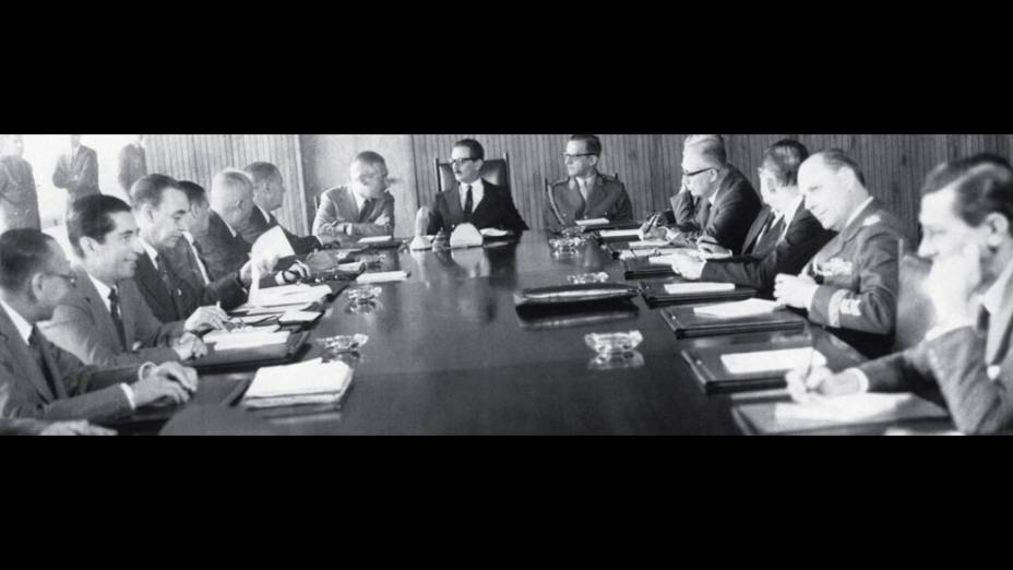 <strong>6 de junho de 1961</strong> - O presidente em reunião com os ministros, palco preferencial da distribuição de bilhetinhos