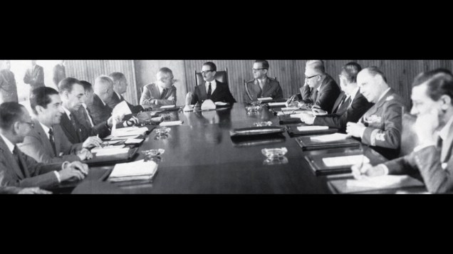 <strong>6 de junho de 1961</strong> - O presidente em reunião com os ministros, palco preferencial da distribuição de bilhetinhos