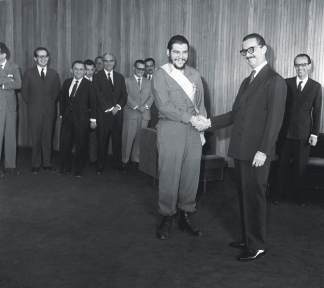 <strong>19 de agosto de 1961</strong> - A condecoração do guerrilheiro Che Guevara, então ministro das Indústrias de Cuba, seis dias antes da renúncia, foi uma provocação ao Congresso