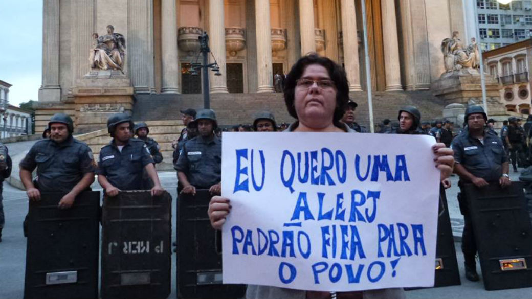 A deputada estadual Janira Rocha (PSOL) em frente à Alerj, durante uma manifestação
