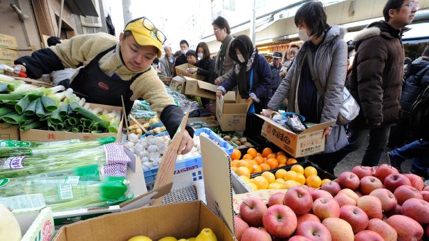 Pessoas se amontoam para comprar alimentos em Sendai, uma das cidades mais devastadas pelo Tsunami. Níveis de radiação em 11 alimentos estão 164 vezes acima do normal.