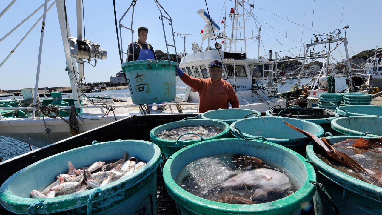 Em Kitaibaraki, pescadores desistem da pesca porque a população tem medo de consumir peixes contaminados.