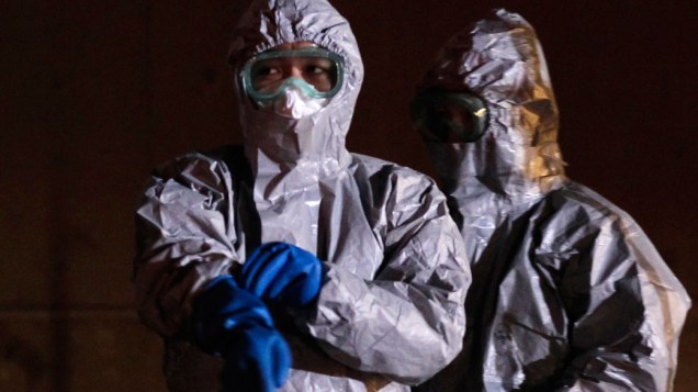 Oficiais japoneses usam roupas especias para evacuar moradores da cidade de Fukushima - 13/03/2011 Oficiais japoneses usam roupas especias para evacuar moradores da cidade de Fukushima - 13/03/2011