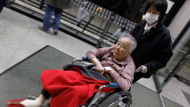 Pacientes são evacuados de hospital próximo a usina nuclear de Fukushima - 12/03/2011