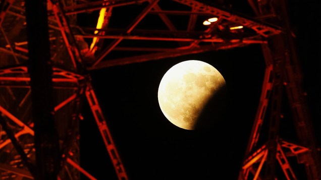 A Lua, 37% coberta pela sombra da Terra durante eclipse parcial visto dos céus de Sapporo, no Japão