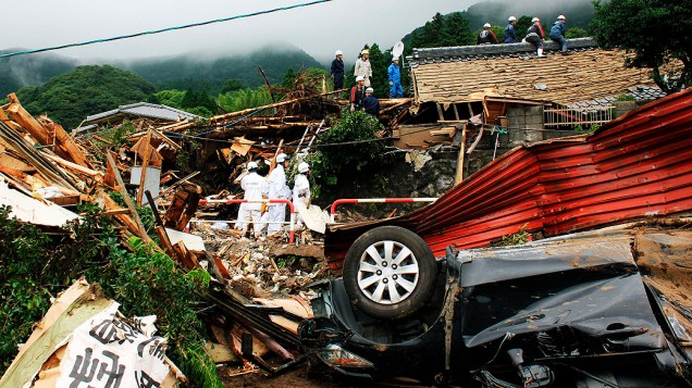 Bombeiros buscam sobreviventes após deslizamentos provocados por temporal em Mianamiaso, no sul do Japão
