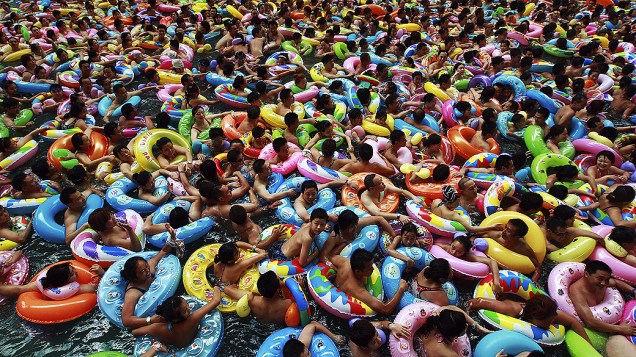 Chineses se refrescam em uma piscina em Sichuan, no sudoeste da China. Uma onda de calor tem atingido o país