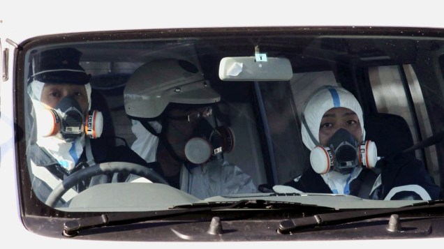 Policiais patrulham a área atingida pela usina nuclear em Fukushima, no Japão Policiais patrulham a área atingida pela usina nuclear em Fukushima, no Japão