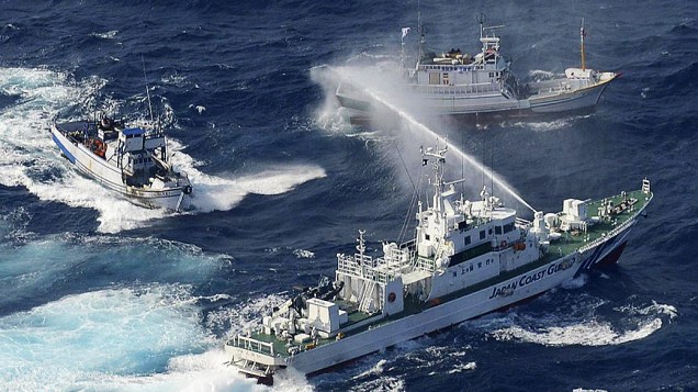 Pelo menos seis navios da guarda costeira de Taiwan, acompanhando dezenas de barcos de pesca, entraram nesta terça-feira (25) nas águas territoriais do Japão em torno das ilhas Senkaku