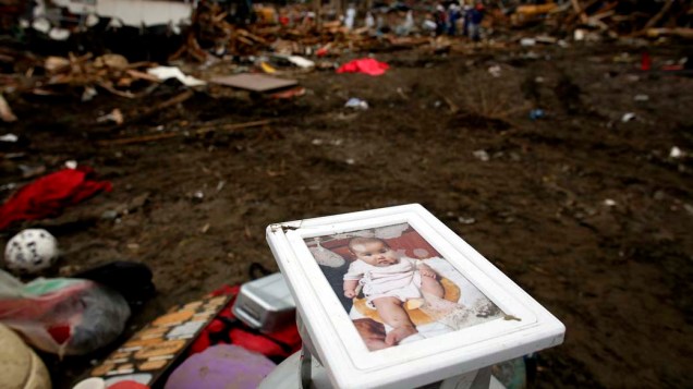 Foto de crianca em escombros na cidade de Rikuzentakata, Japão