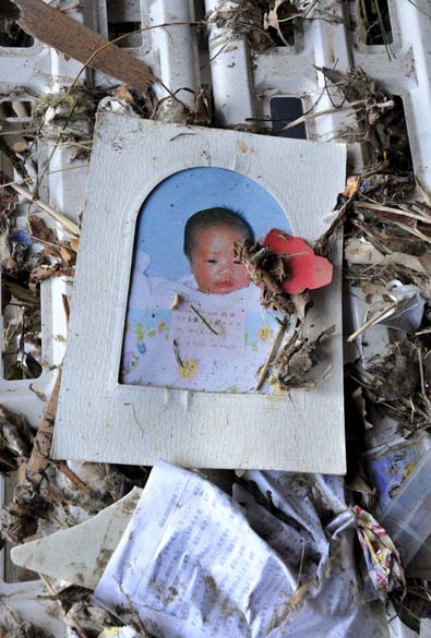 Foto de criança em escombros na cidade de Minamisanriku, Japão