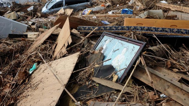 Fotos dos Imperadores do Japão em escombros na cidade de Sendai