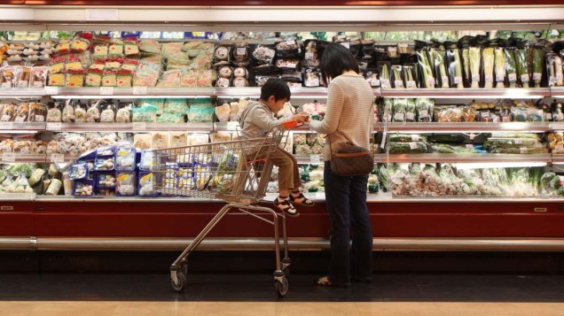 Seção de vegetais em supermercado japonês em Hong Kong. A presença de radioatividade na água e nos alimentos fez com que o governo proibisse a comercialização de produtos frescos, como verduras e leite, em quatro municípios ao redor de Fukushima. Austrália, Canadá e Rússia entraram nesta quinta-feira para a lista de países que vetaram a importação de alimentos dessa região