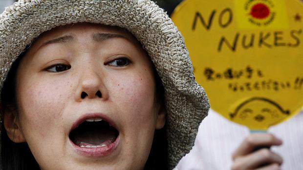 Japonesa protesta contra reativação de usinas desativadas após tsunami