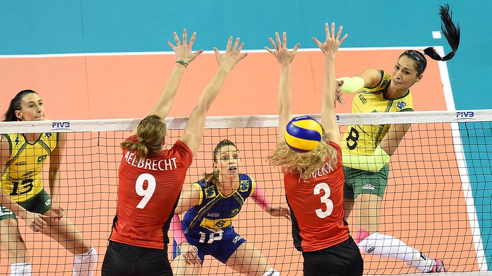 Jaqueline marca ponto diante das belgas no Grand Prix de vôlei, em Tóquio