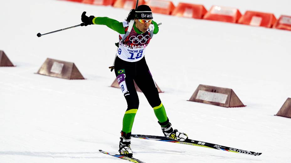 Esquiadora Jaqueline Mourão durante a competição  de Biathlon no Sprint (7,5 km) nas Olimpíadas de Inverno de Sochi, na Rússia