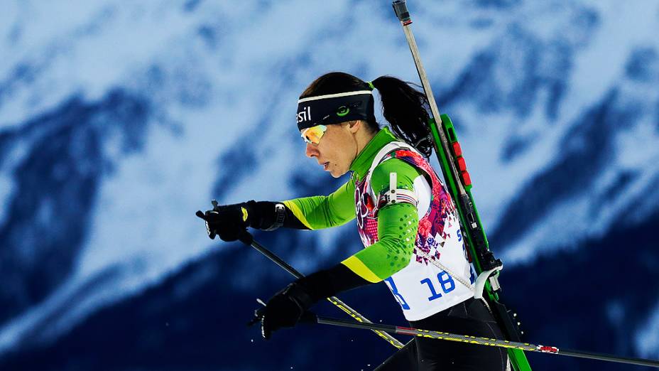 Esquiadora Jaqueline Mourão durante a competição de Biathlon no Sprint (7,5 km) nas Olimpíadas de Inverno de Sochi, na Rússia