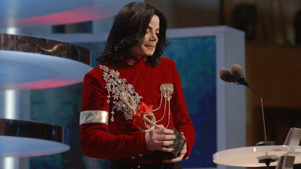 De veludo e apliques brilhosos na premiação da MTV americana em 2002