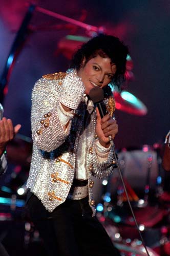 Com aplicações brilhosas e sua famosa luva, Michael Jackson se apresentou em 1984