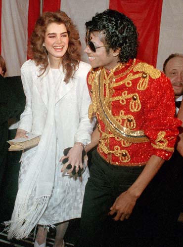 Com a atriz Brooke Shields em uma premiação em 1984 usou uma jaqueta vermelha com motivos militares que fizeram sua fama