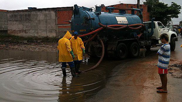 Caminhões da prefeitura fazem a drenagem da água, que é devolvida para o Rio Tietê - 26/01/2012