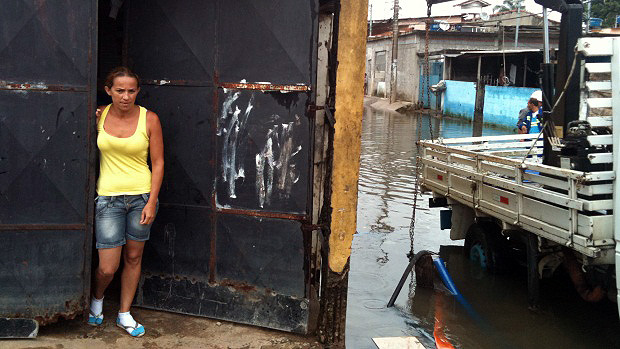 Kelly Silva teve que deixar sua casa durante um mês no verão passado. Este ano a água voltou a invadir a residência - 26/01/2012