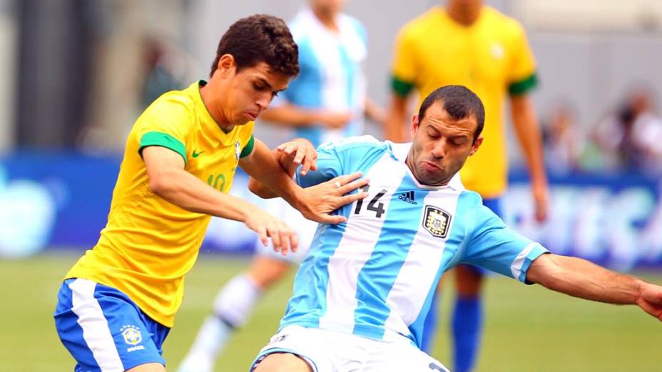 Oscar, do Brasil, contra Javier Mascherano, da Argentina, em amistoso em 2012