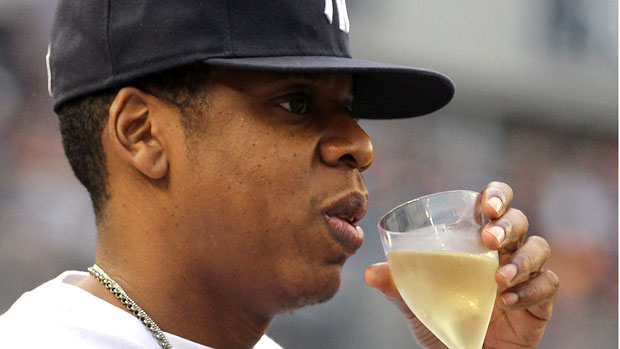 Jay-Z toma vinho branco em partida de beisebol, dos Yankees contra Kansas City, em julho de 2010