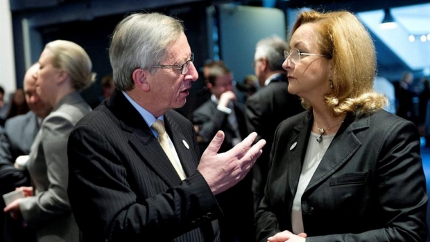 O primeiro-ministro de Luxemburgo, Jean-Claude Juncker, conversa com a ministra de Finanças austríaca, Maria Fekter