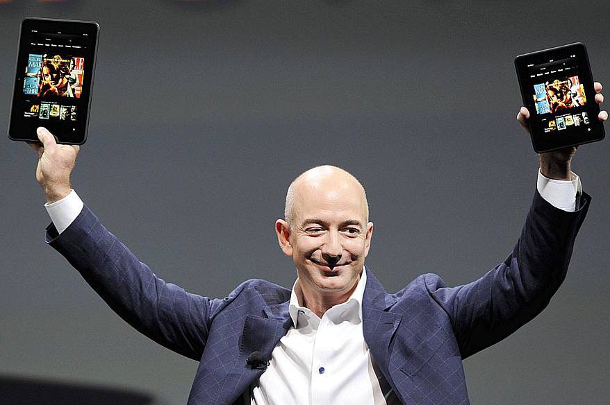 Jeff Bezos, CEO da Amazon, segura os novos Kindle Fire HD 7" e HD 8,9"