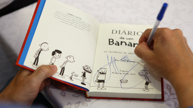 O criador de Diário de um Banana, Jeff Kinney, autografa livro em visita ao Brasil