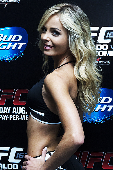 Jhenny Andrade, ring girl do UFC durante pesagem, no Rio de Janeiro