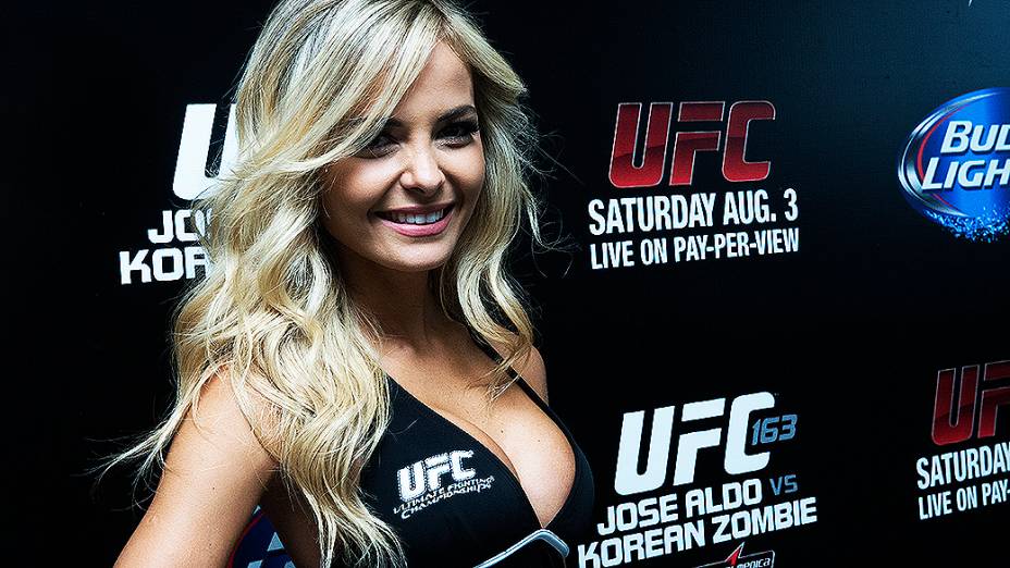 Jhenny Andrade, ring girl do UFC durante pesagem, no Rio de Janeiro