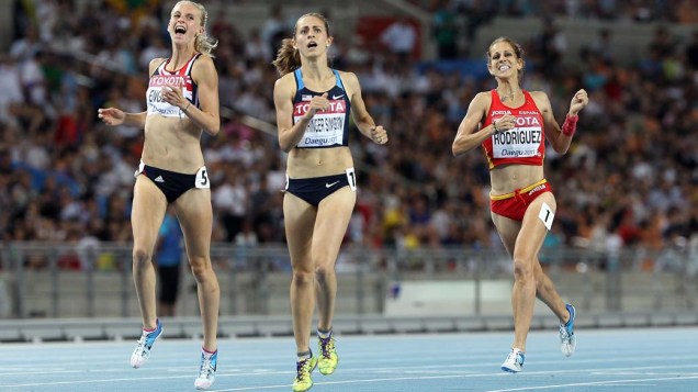 A americana Jennifer Barringer Simpson, no centro, cruzando a linha de chegada durante a prova dos 1.500 metros no Mundial de Atletismo em Daegu, Coreia do Sul