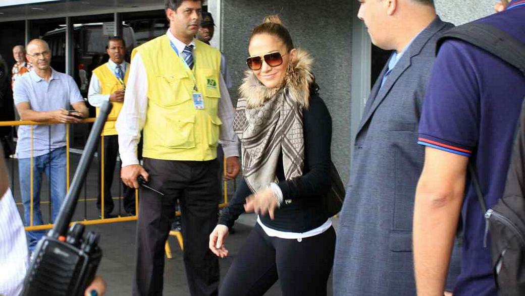 Jennifer Lopez desembarca no Brasil (19/02/2012)