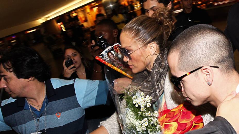 Jennifer Lopez desembarca no aeroporto de Cumbica, em Guarulhos