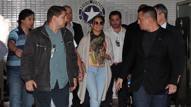 Jennifer Lopez desembarca no aeroporto de Cumbica, em Guarulhos