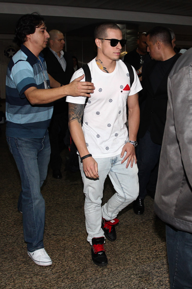Dançarino e namorado da cantora, Casper Smart desembarca no aeroporto de Cumbica, em Guarulhos