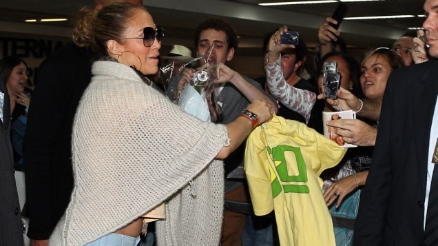 Jennifer Lopez desembarca no aeroporto de Cumbica, em Guarulhos