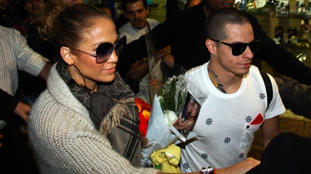 Jennifer Lopez com o namorado no aeroporto de Guarulhos, em São Paulo