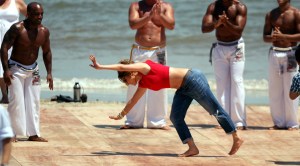 Cantora Jennifer Lopez pratica capoeira em praia de Montevidéu, durante gravação de seu programa "Q'Viva: The Chosen" - 08/12/2011