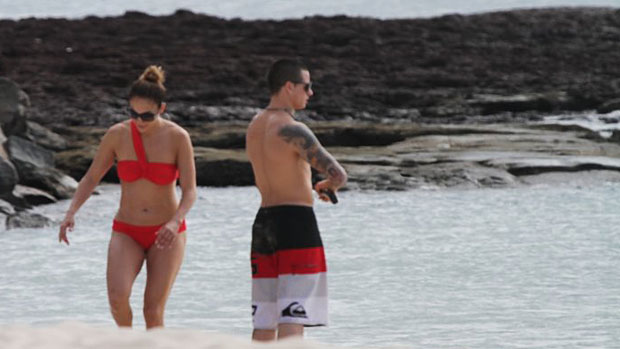 Jennifer Lopez com família em praia de Fortaleza