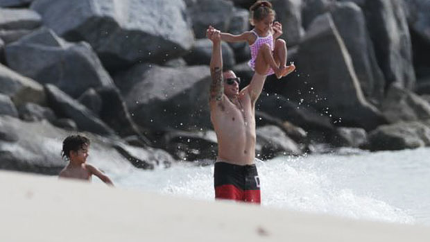 Jennifer Lopez com família em praia de Fortaleza